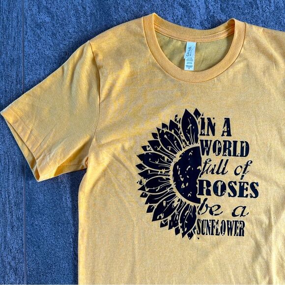 NWOT In a World Full of Roses Be A Sunflower Graphic Short Sleeve Crewneck Tee S - Picture 3 of 14